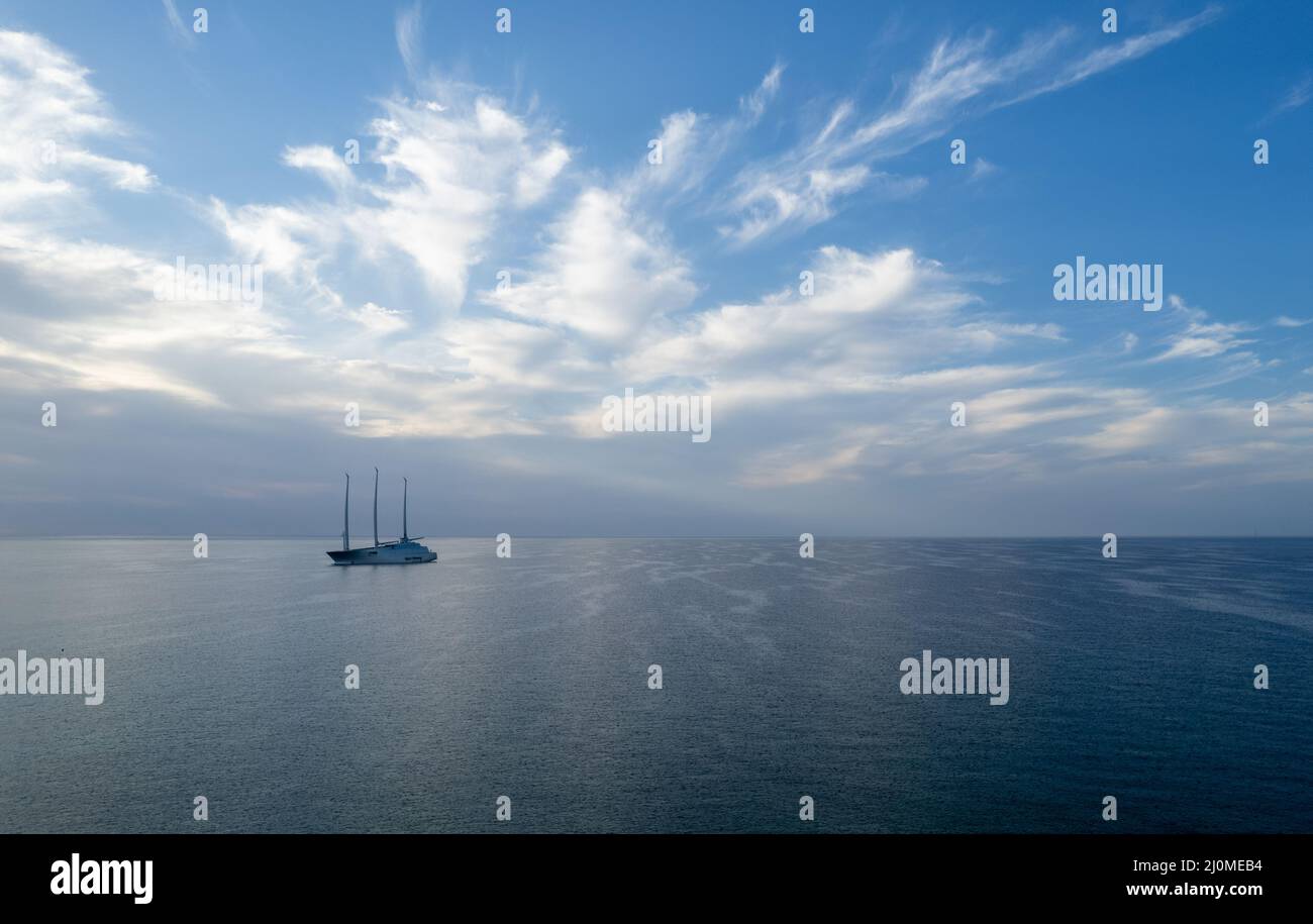 Luftdrohnenansicht einer Luxusyacht, die vor einem Hafen festgemacht ist. Stockfoto