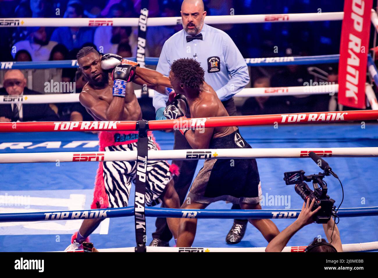 19. März 2022, New York, NY, New York, NY, USA: NEW YORK, NY - 19. MÄRZ: (R-L) Jahi Tucker schlägt Tracy McGruder in ihrem Kampf während des Top Rank Boxens: Berlanga gegen Rolls am 19. März 2022 im Madison Square Gardens Hulu Theatre in New York City, New York, USA. (Bild: © Matt Davies/PX Imagens via ZUMA Press Wire) Stockfoto