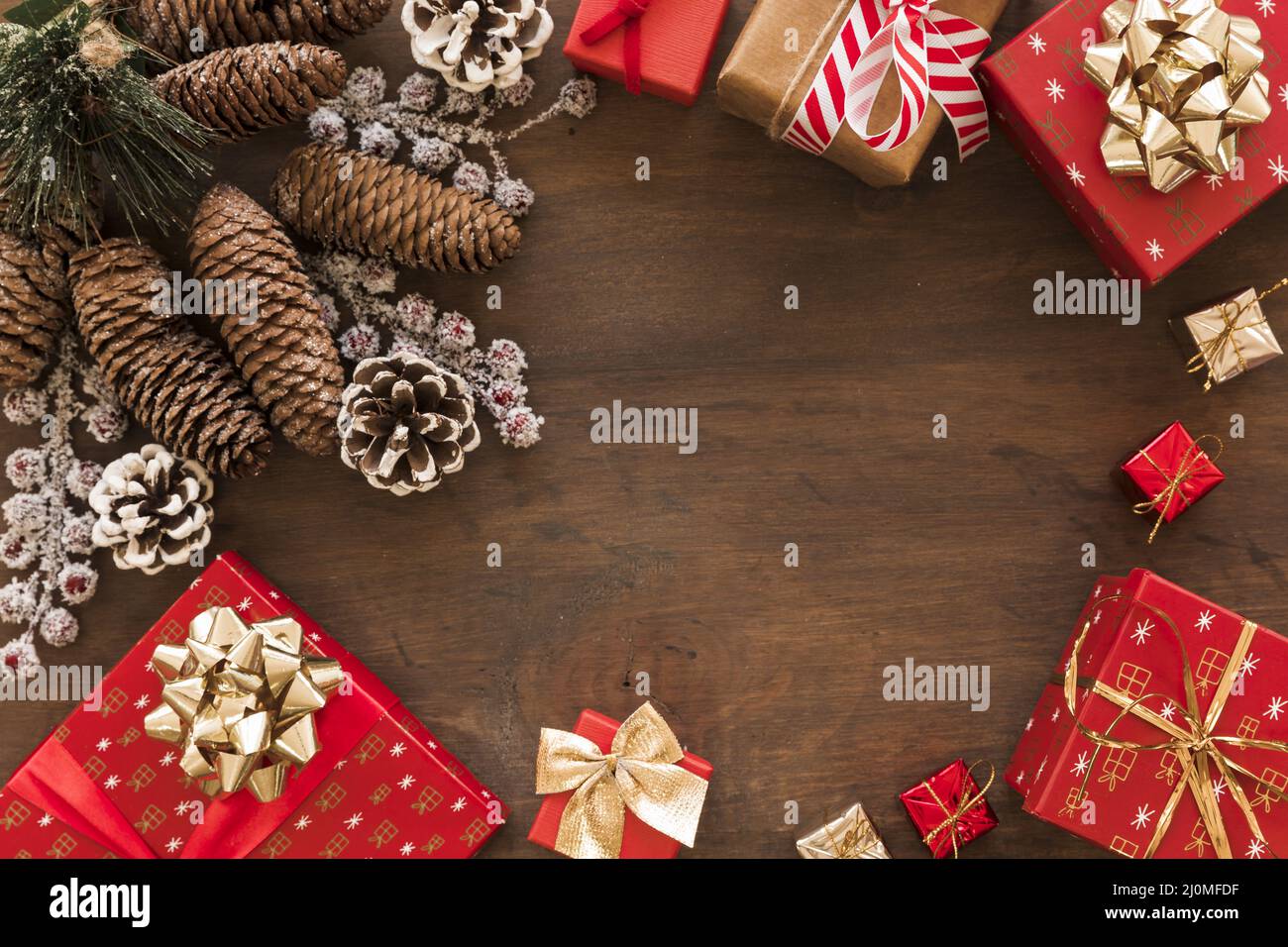 Geschenkboxen mit großem Cones-Tisch Stockfoto