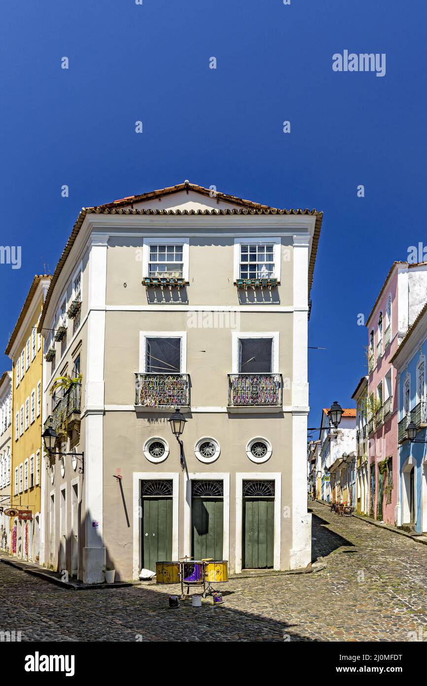 Traditionelle Kolonialarchitektur von Häusern und Hängen in der Pelourinhour Stockfoto