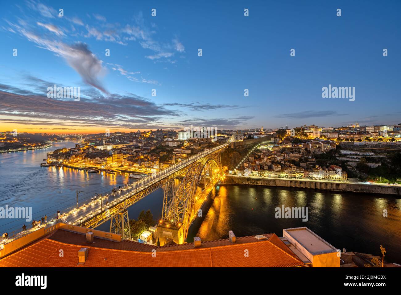 Blick auf Porto mit der Dom Luis I Brücke und dem Fluss Douro nach Sonnenuntergang Stockfoto