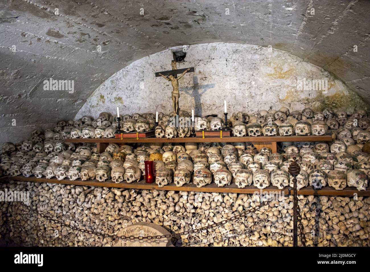 HALLSTATT, ÖSTERREICH - Juli 21 2020 : Charnel- oder Knochenhaus in der St. Michael-Kapelle von Hallstatt. Beinhaus. Österreichische Alpen. Halle Stockfoto