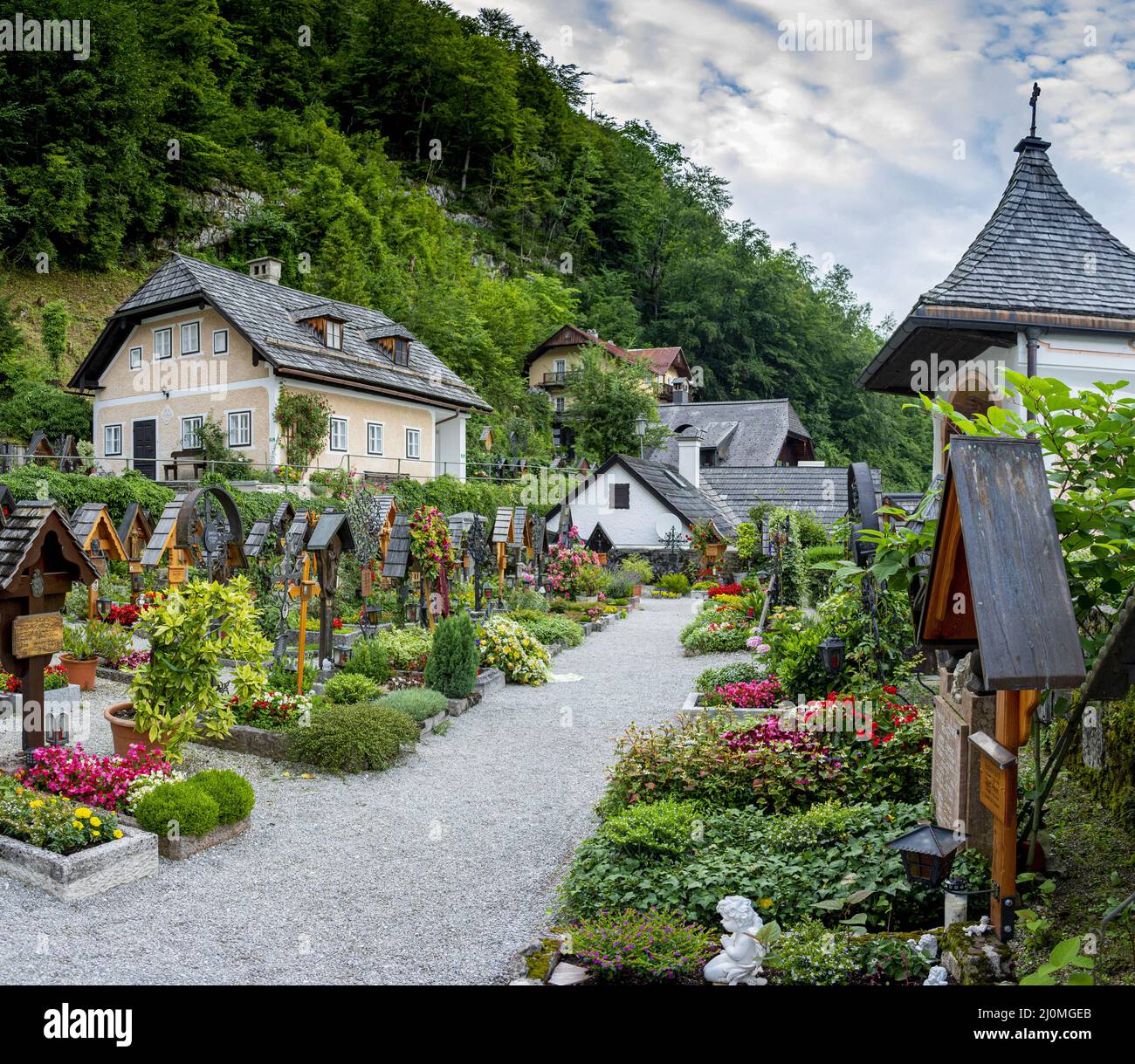 HALLSTATT, ÖSTERREICH - Juli,19 2020 : traditionelles österreichisches Dorf Hallstatt. Hallstatt ist ein historisches Dorf in der Neustadt Stockfoto