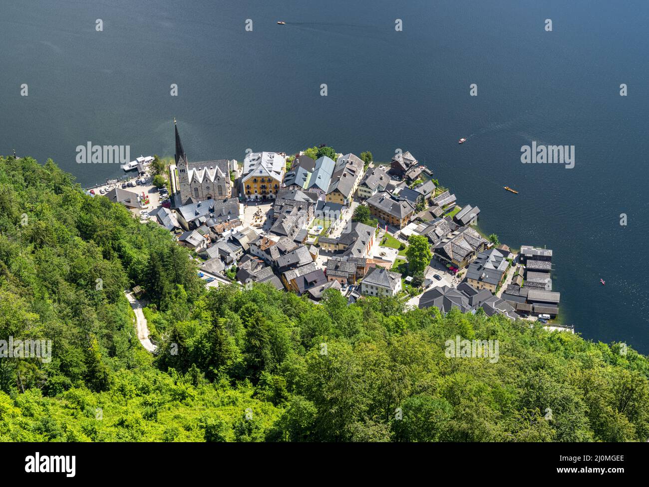 HALLSTATT, ÖSTERREICH - Juli,21 2020 : traditionelles österreichisches Dorf Hallstatt. Hallstatt ist ein historisches Dorf in der Neustadt Stockfoto