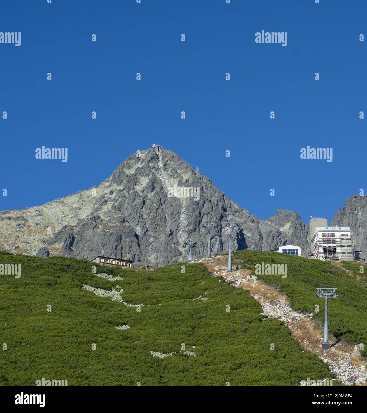 Lomnicky Peak (Lomnicky Stit) im Sommer. Zweithöchster Gipfel in der Hohen Tatra. Stockfoto