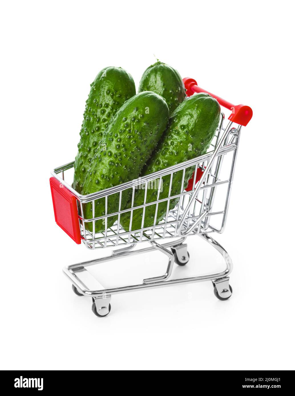 Frische Gurken im Warenkorb Stockfoto