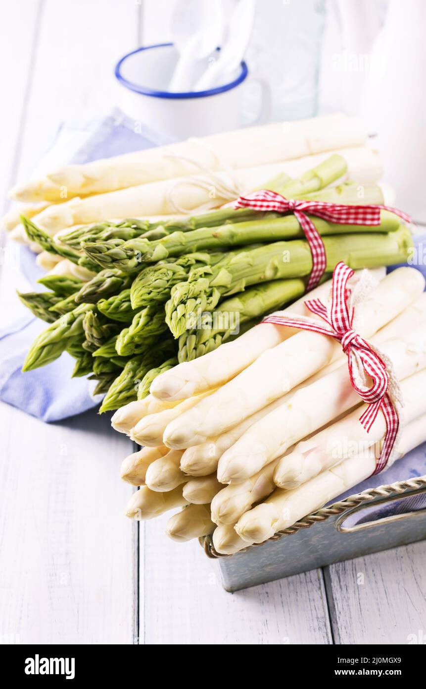 Spargel weiß und grün Stockfoto