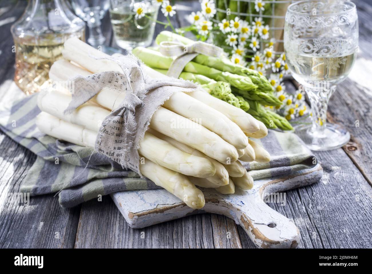 Grünen und weißen Spargel als Nahaufnahme auf einem Schneidebrett anreihen Stockfoto