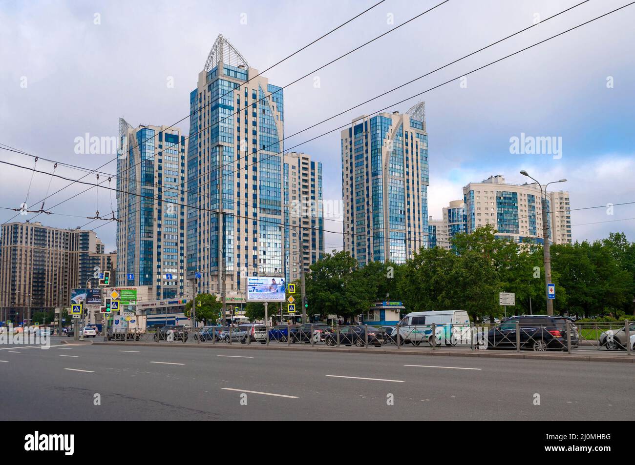 SANKT PETERSBURG, RUSSLAND - 10. AUGUST 2021: Moderne Wohnanlage in der Tipanova Straße. Sankt Petersburg, Russland Stockfoto