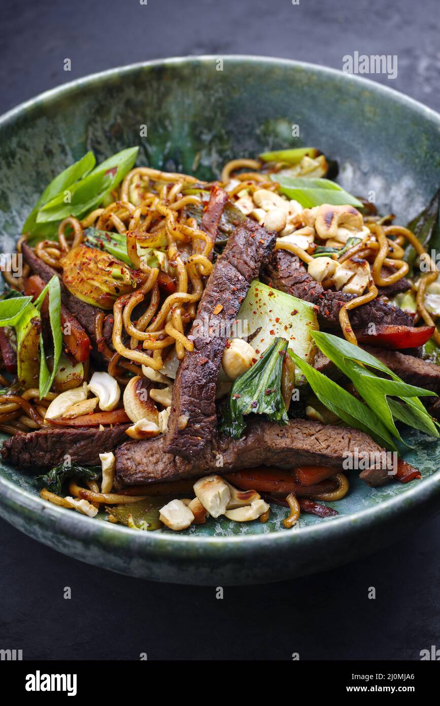 Thailändisches Rindfleisch im modernen Stil mit angus-Roastbeef-Scheiben Stockfoto