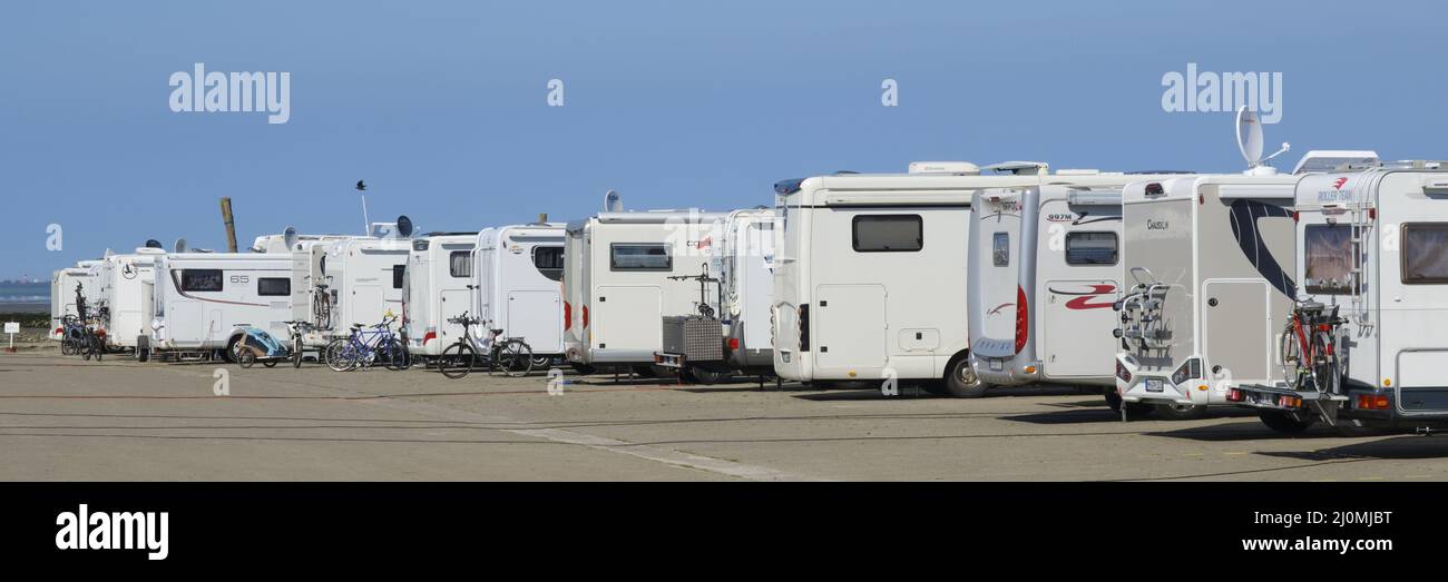 Wohnmobile auf einem Stellplatz am Hafen Stockfoto