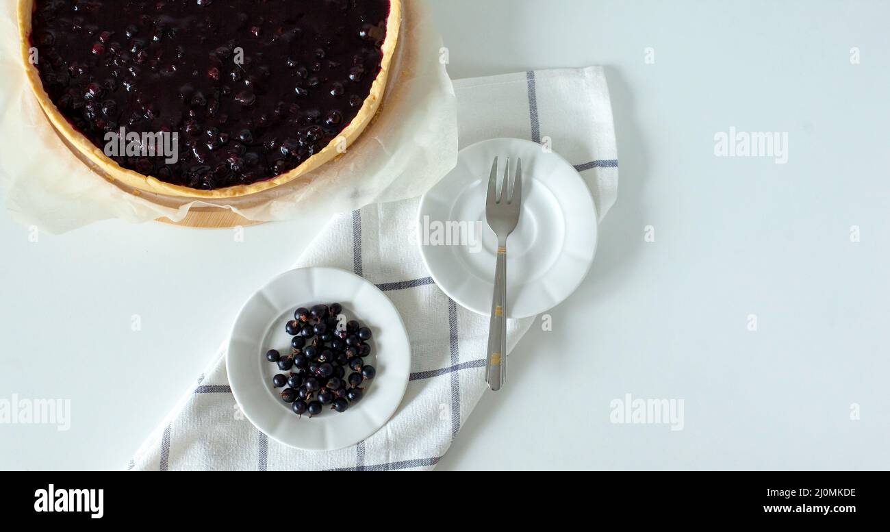 Süßer Kuchen mit schwarzer Johannisbeere Stockfoto