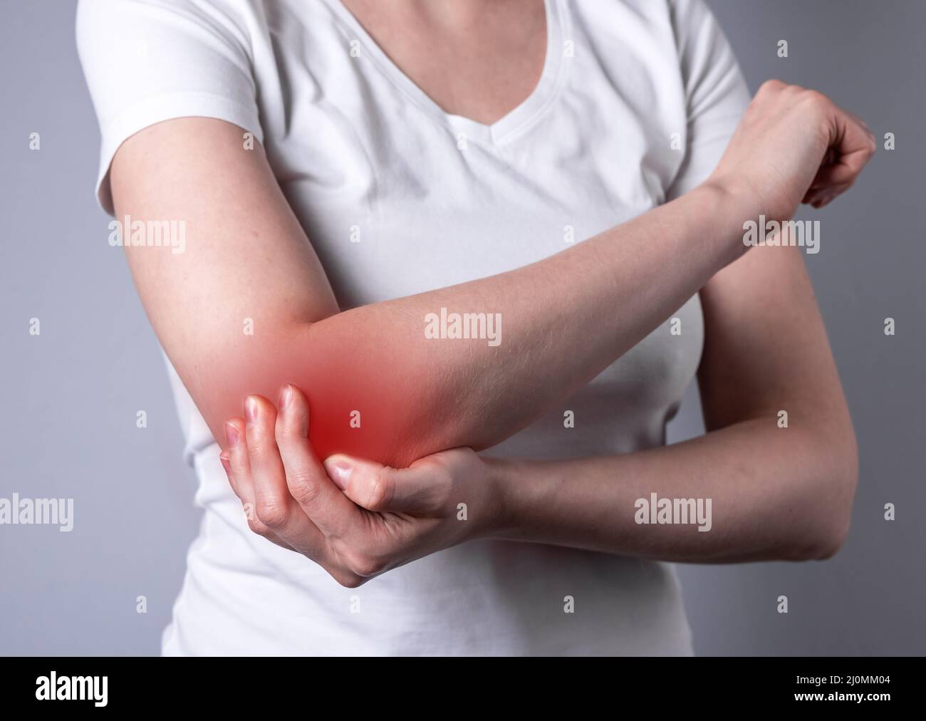 Frau, die unter Ellenbogenschmerzen leidet und schmerzhafte Hände mit einer Nahaufnahme von roten Punkten hält. Handverletzung. Gesundheitsprobleme, Medizin, Behandlungskonzept. Hochwertige Fotos Stockfoto