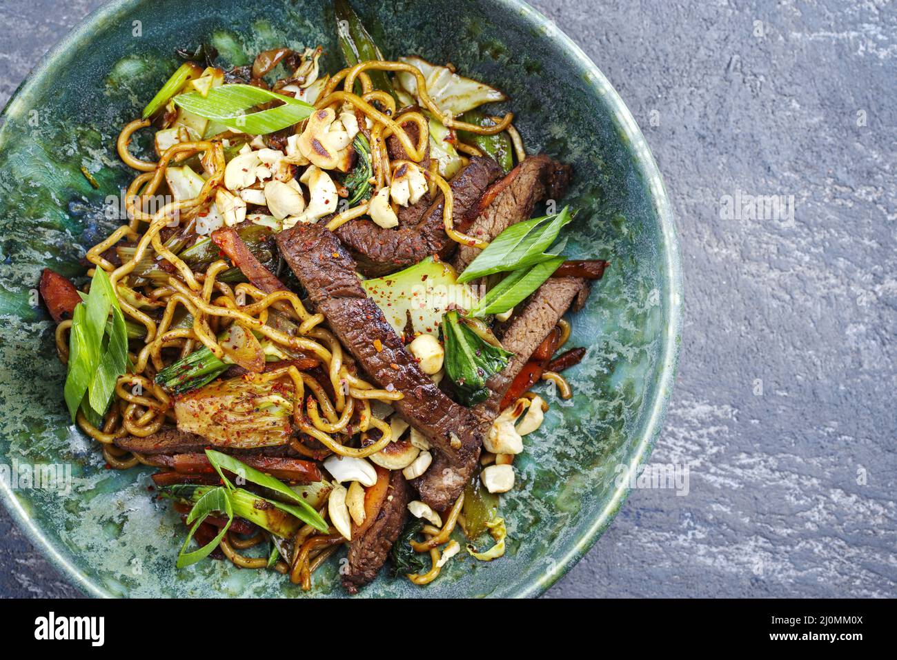 Thailändisches Rindfleisch im modernen Stil mit angus-Roastbeef-Scheiben Stockfoto