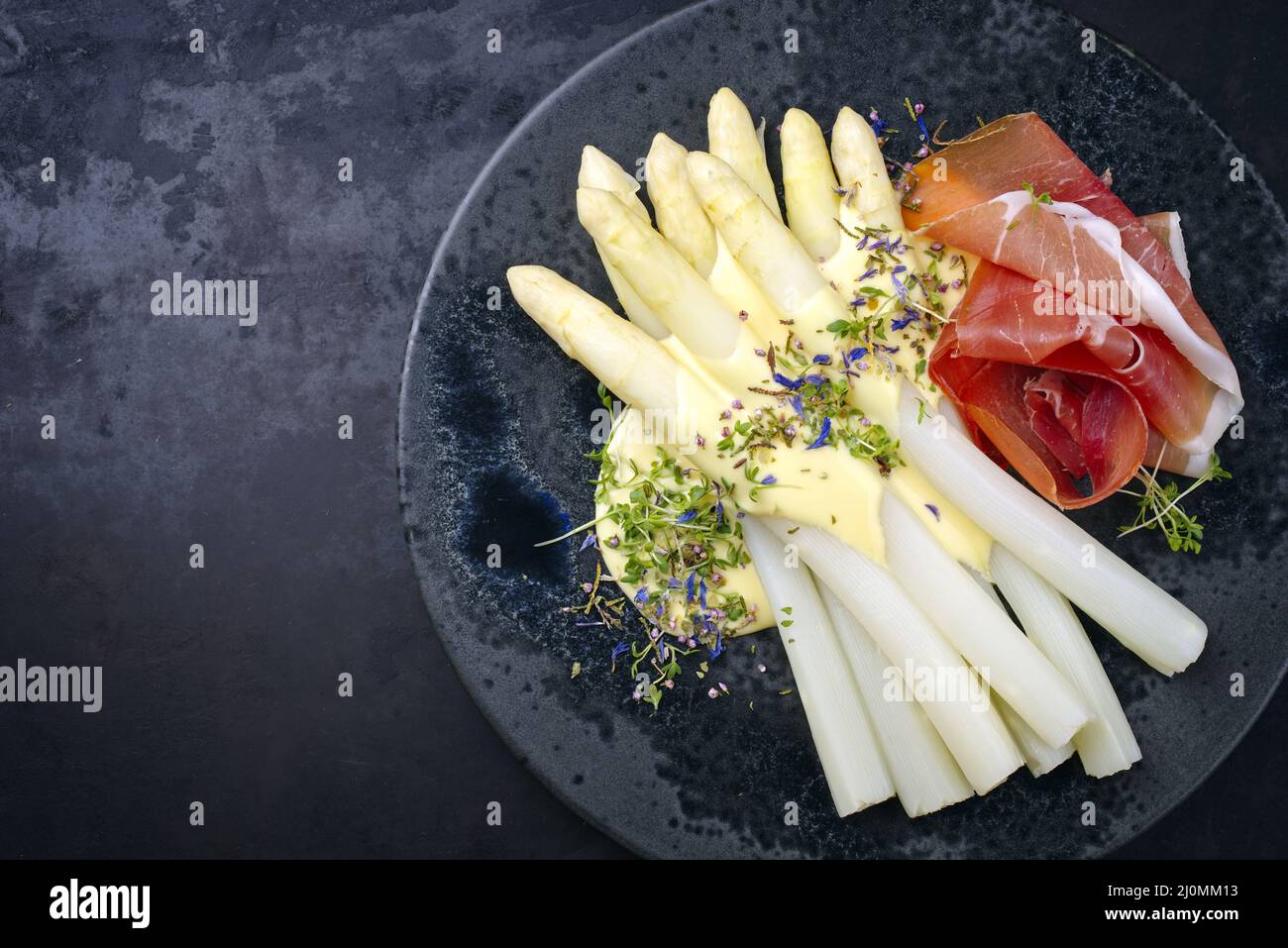 Moderner, traditioneller gedämpfter weißer Spargel mit Schinken und ... Moderner, traditioneller gedämpfter weißer Spargel mit Schinken und ...