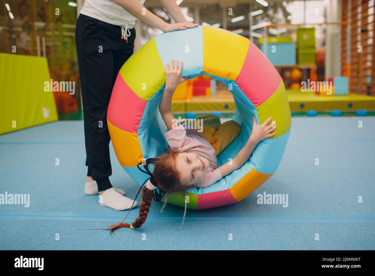 Kinder spielen im Fitnessstudio im Kindergarten oder in der Grundschule. Sport- und Fitnesskonzept für Kinder. Stockfoto