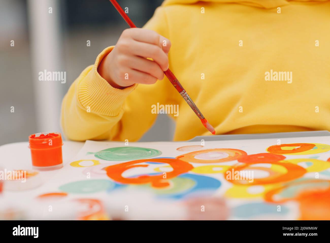 Kleines Mädchen Zeichnung Kunst Bild. Malen mit Pinsel- und Gouache-Farben. Stockfoto