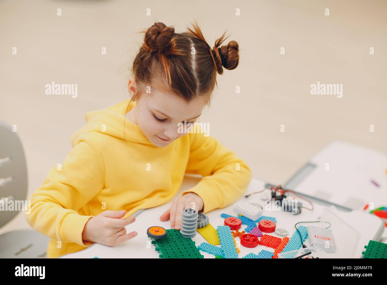 Kleines Mädchen Kind Kind Konstruktor Überprüfung technische Spielzeug. Kinder Robotics Konstruktor montieren Roboter. Stockfoto