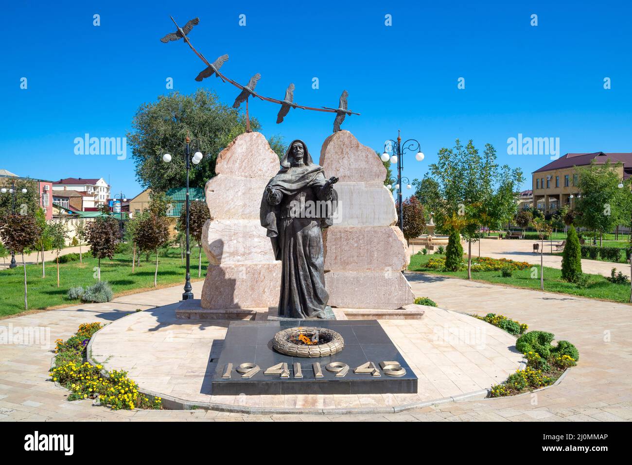DERBENT, RUSSLAND - 27. SEPTEMBER 2021: Denkmal der "trauernden Mutter" und der ewigen Flamme. Derbent. Republik Dagestan Stockfoto