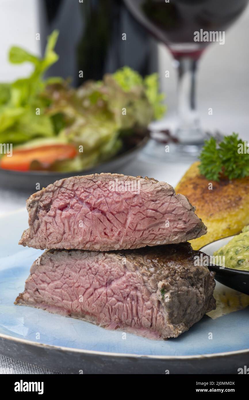 Steakscheiben mit Kartoffeln und Salat Stockfoto