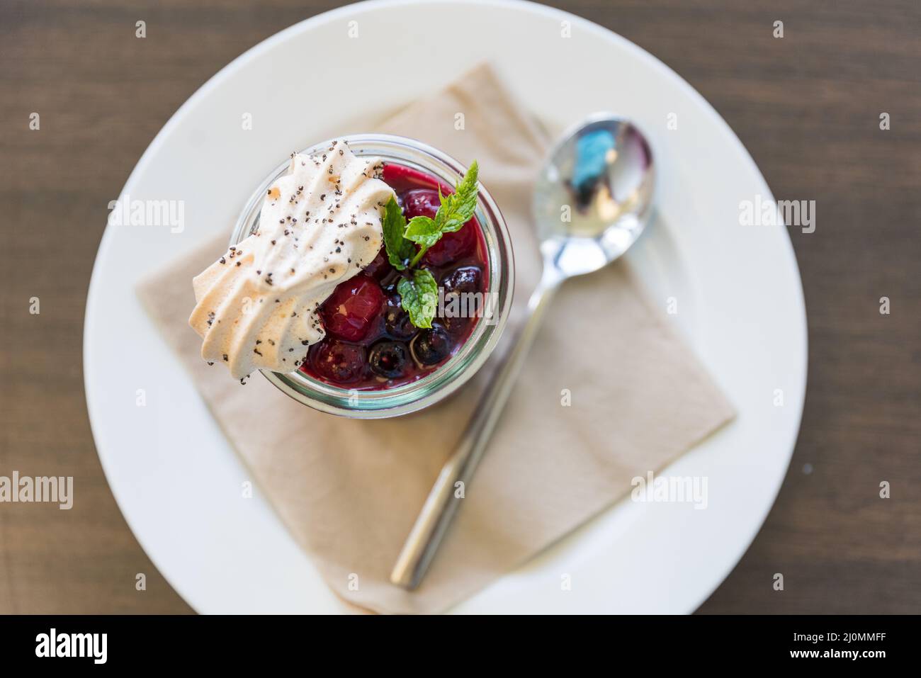 Köstliches Dessert Bayrische Creme mit Beerenbraten Stockfoto