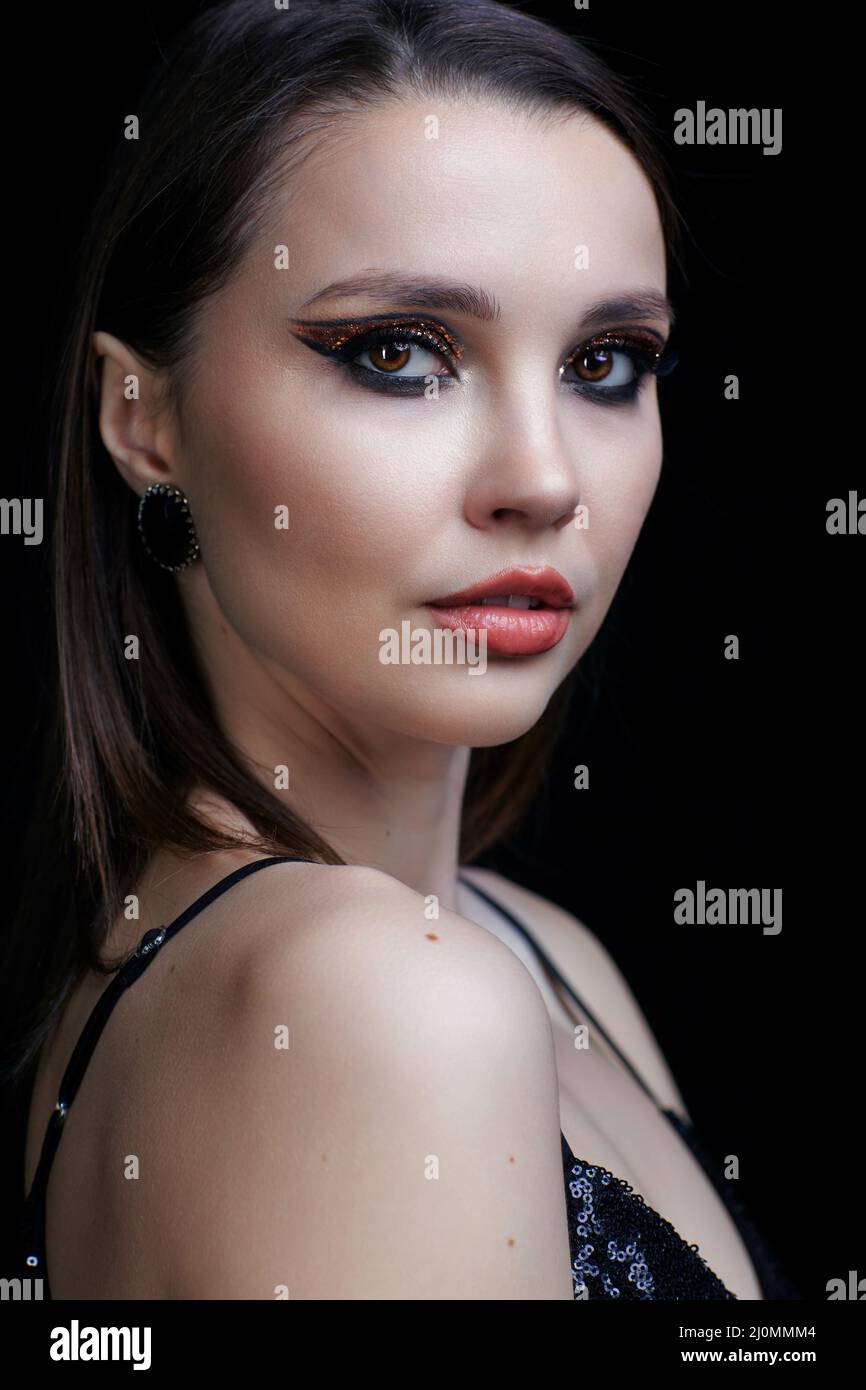 Schöne junge Frau Porträt mit Mode glänzendes Gesicht Make-up. Stockfoto