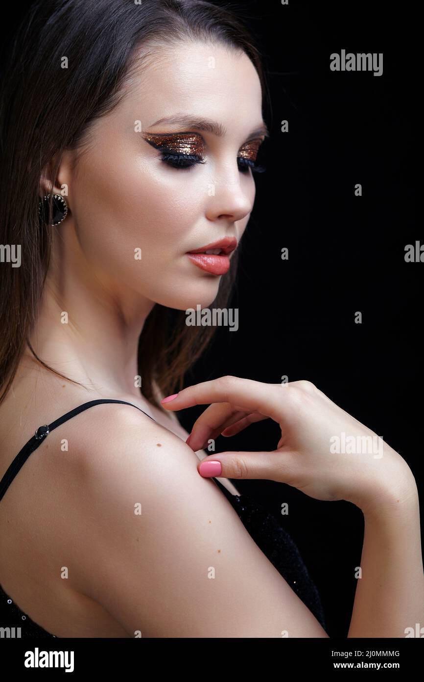 Schöne junge Frau Porträt mit Mode glänzendes Gesicht Make-up. Stockfoto