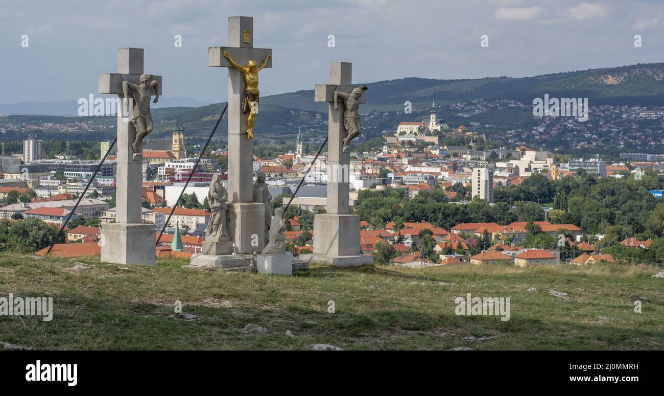 Kalvarienberg in Nitra mit Schloss und Kirchen im Hintergrund. Stockfoto