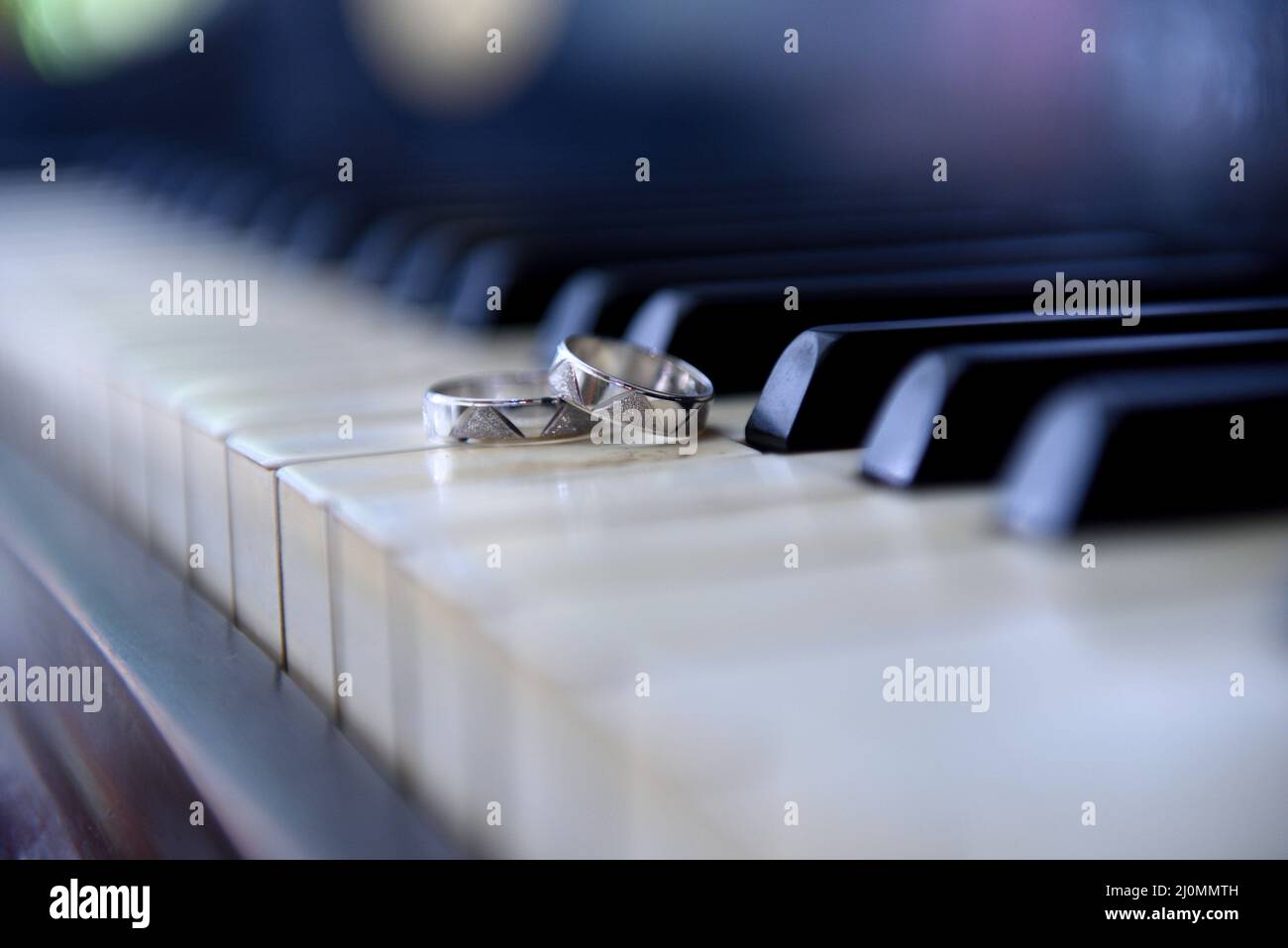 Selektive Fokusaufnahme eines Rings auf der Klaviertastatur Stockfoto