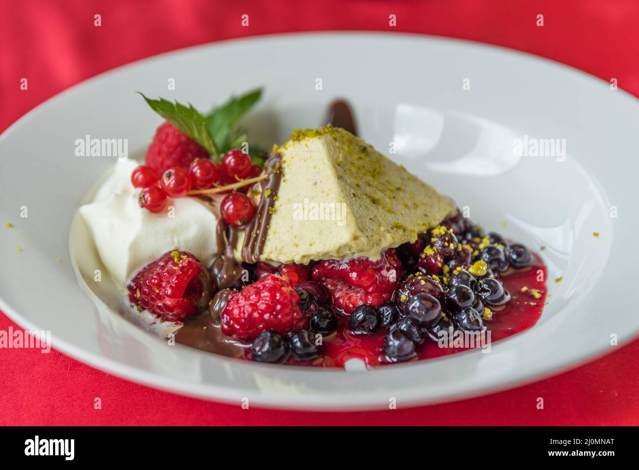 Parfait mit Fruchtsauce und Beeren Stockfoto