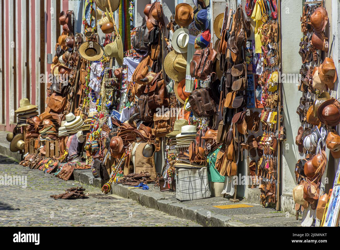 Handel mit typischen Produkten, Souvenirs und Musikinstrumenten verschiedener Art auf den Straßen von Pelourenhin Stockfoto