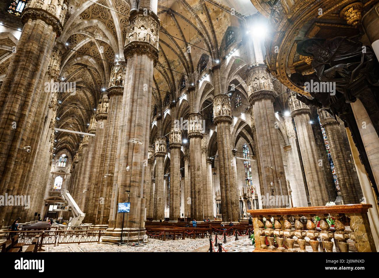 Riesige Säulenhalle mit Bögen im Dom. Italien, Mailand Stockfoto