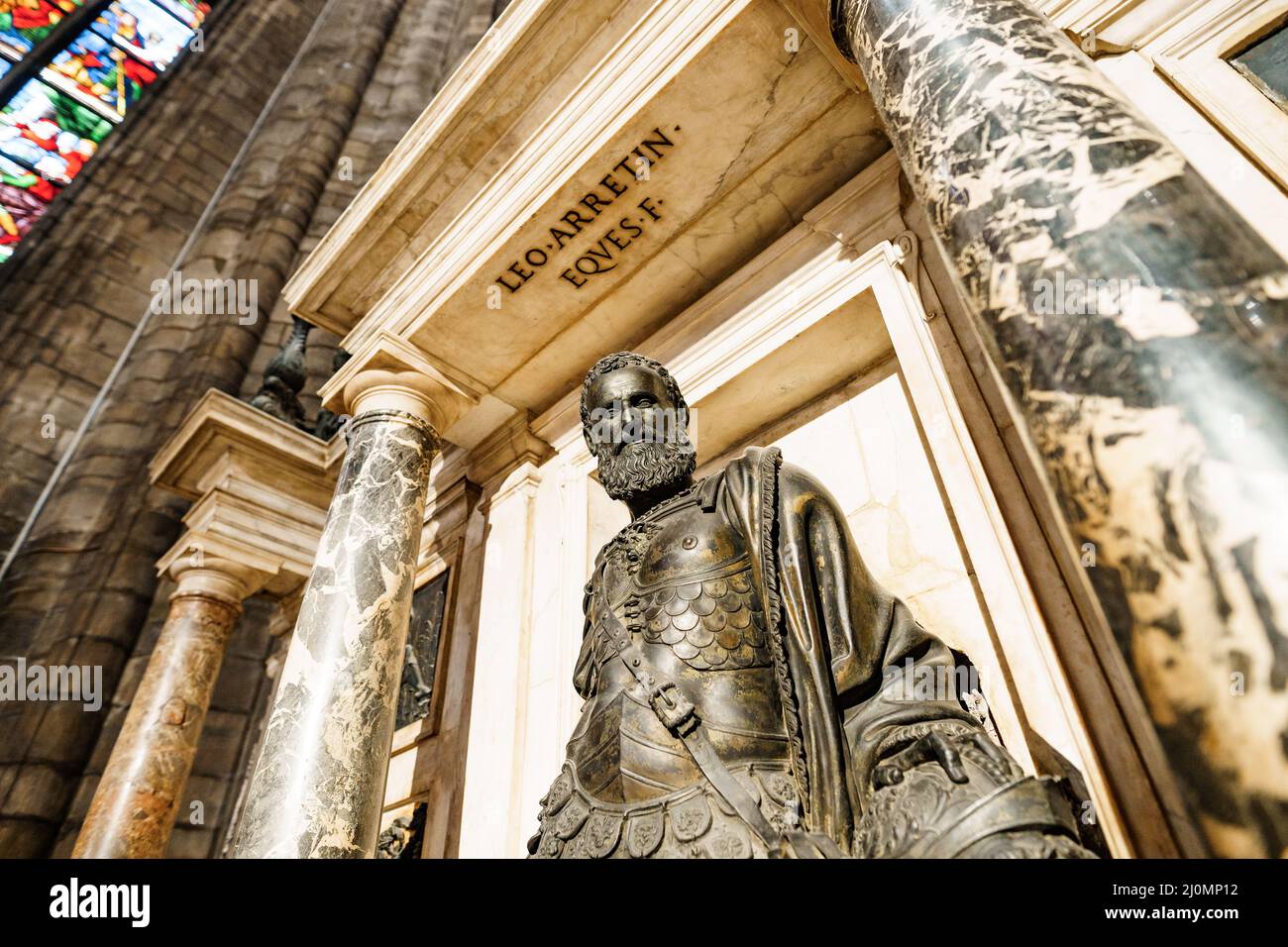 Bronzeskulptur von Gian Giacomo Medici auf dem Altar im Dom. Mailand, Italien Stockfoto