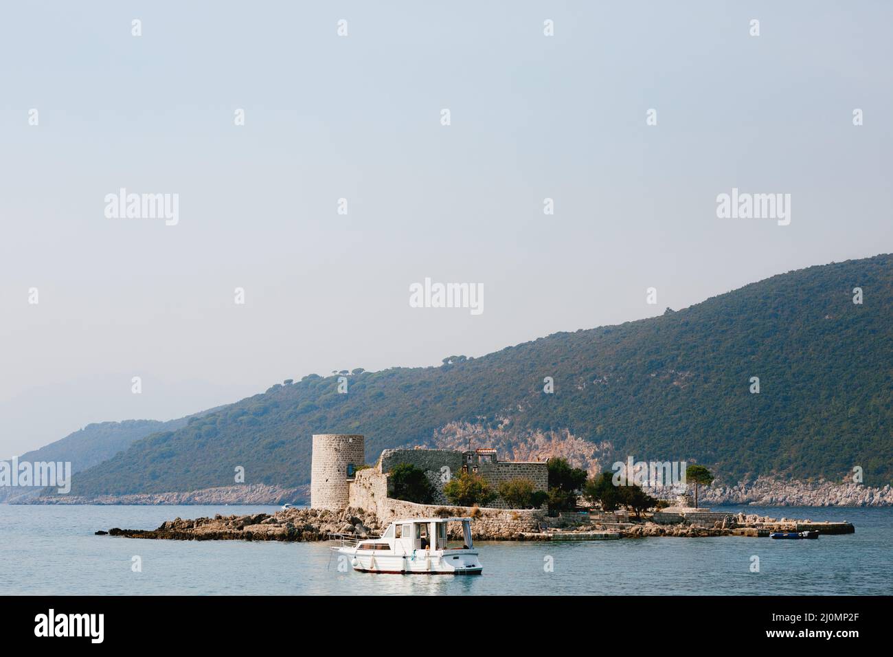 Motoryacht fährt zur Festung auf der Insel Otocic Gospa. Montenegro Stockfoto