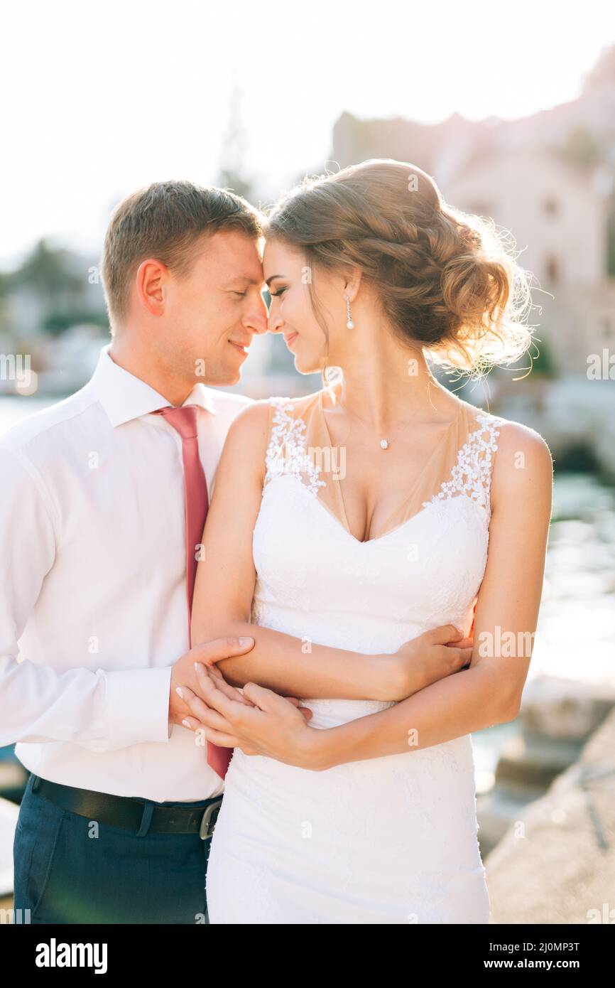 Kotor, Montenegro - 20.06.17: Das Hochzeitspaar berührt die Stirn des anderen. Nahaufnahme Stockfoto