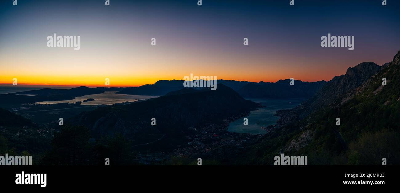 Orangefarbener Lichtstreifen über dem Horizont. Bucht von Kotor, Montenegro Stockfoto
