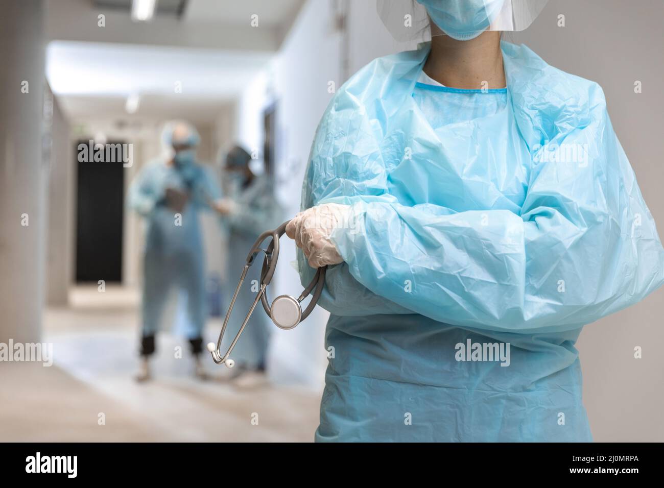 Vorderansicht Arzt trägt Schutzkleidung Krankenhaus Stockfoto