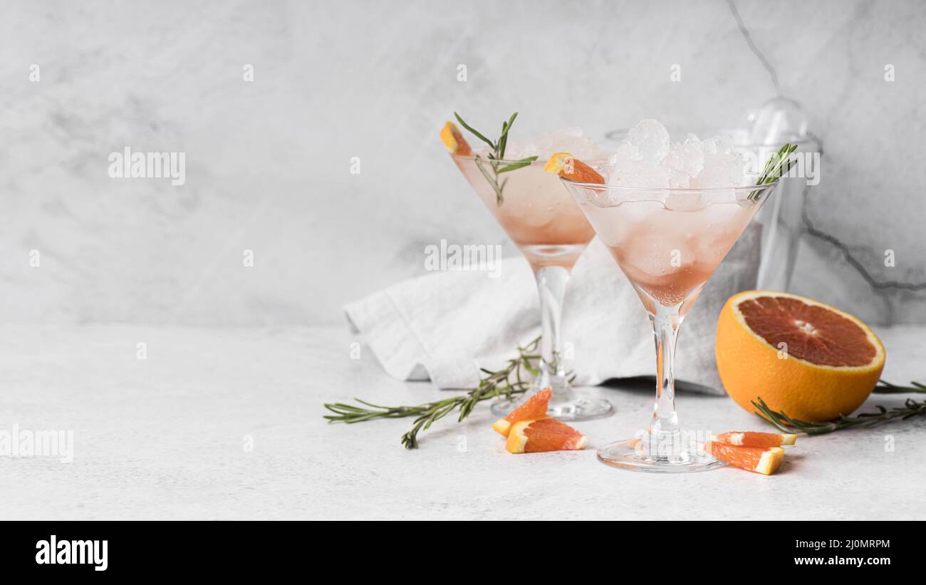 Vorderansicht alkoholischer Getränkecocktail mit Grapefruit Stockfoto