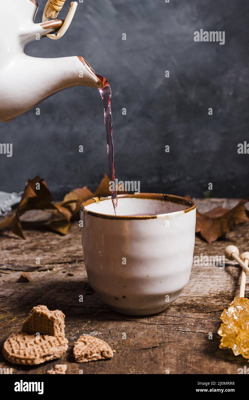 Vorderansicht Tee gegossen Tasse Stockfoto