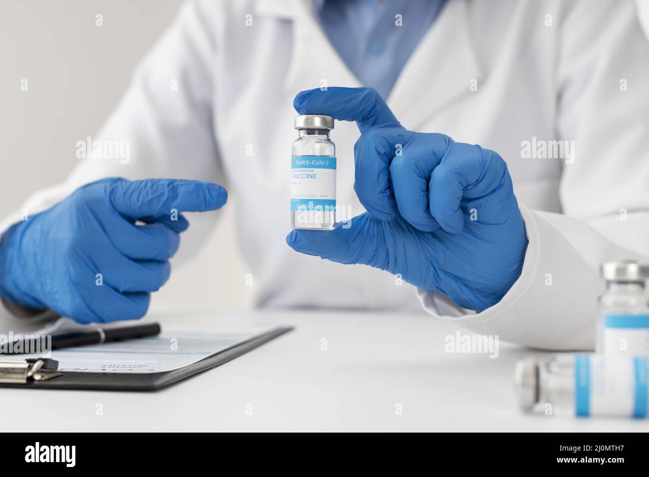 Nahaufnahme Arzt hält Impfstoff Stockfoto