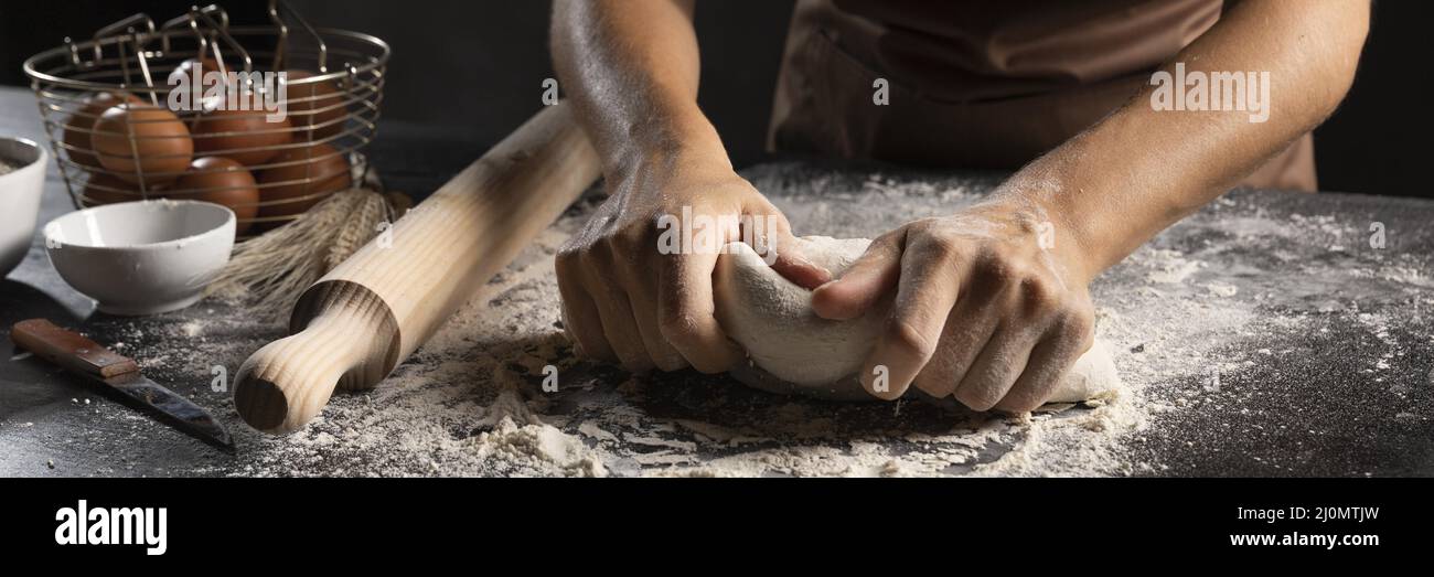 Koch mit Händen Mehl Teig kneten Stockfoto