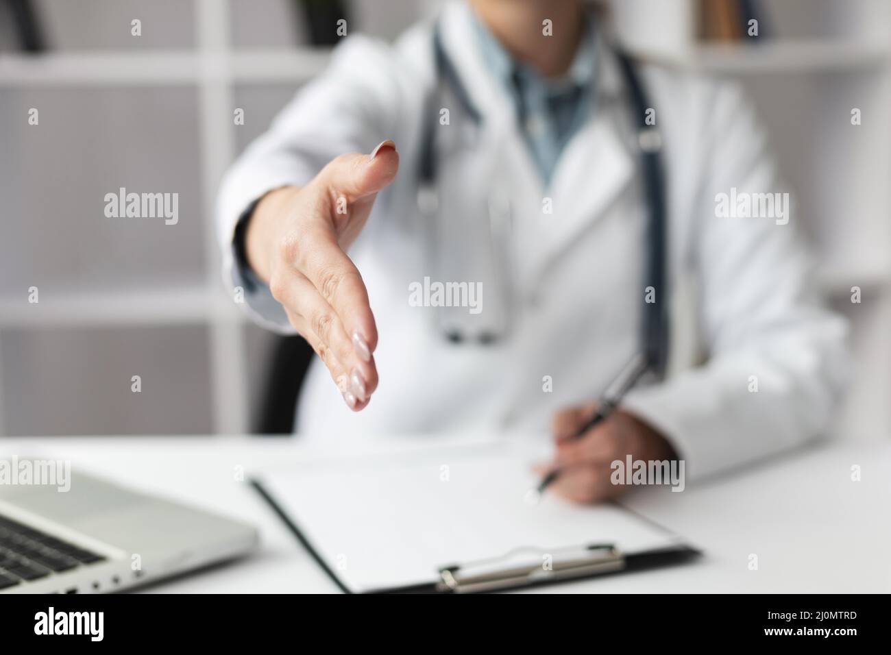 Nahaufnahme Arzt wartet darauf, Patienten die Hand zu schütteln (1) Stockfoto