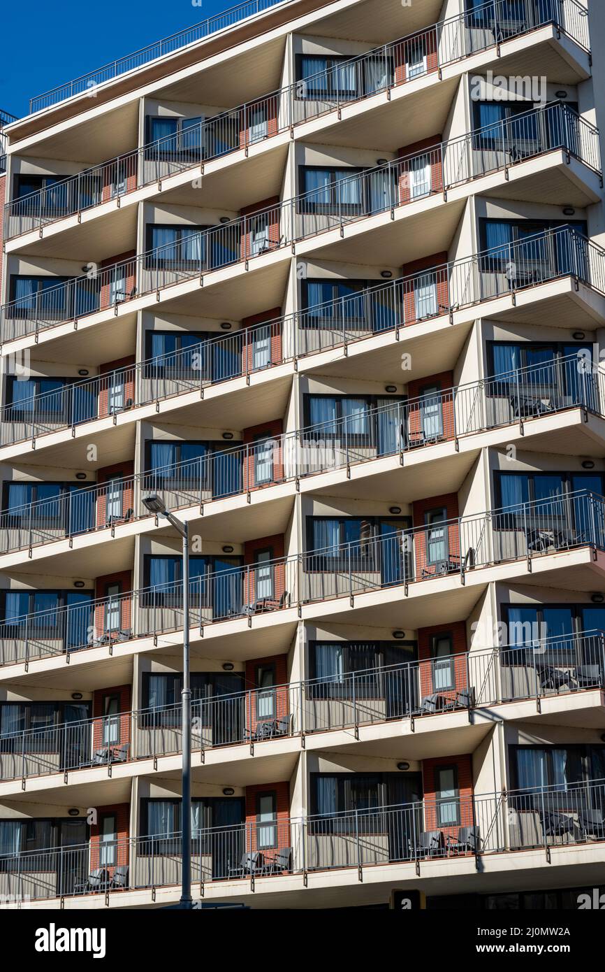 Hohes Apartmentgebäude mit vielen kleinen Balkonen, die man in Barcelona, Spanien, sehen kann Stockfoto