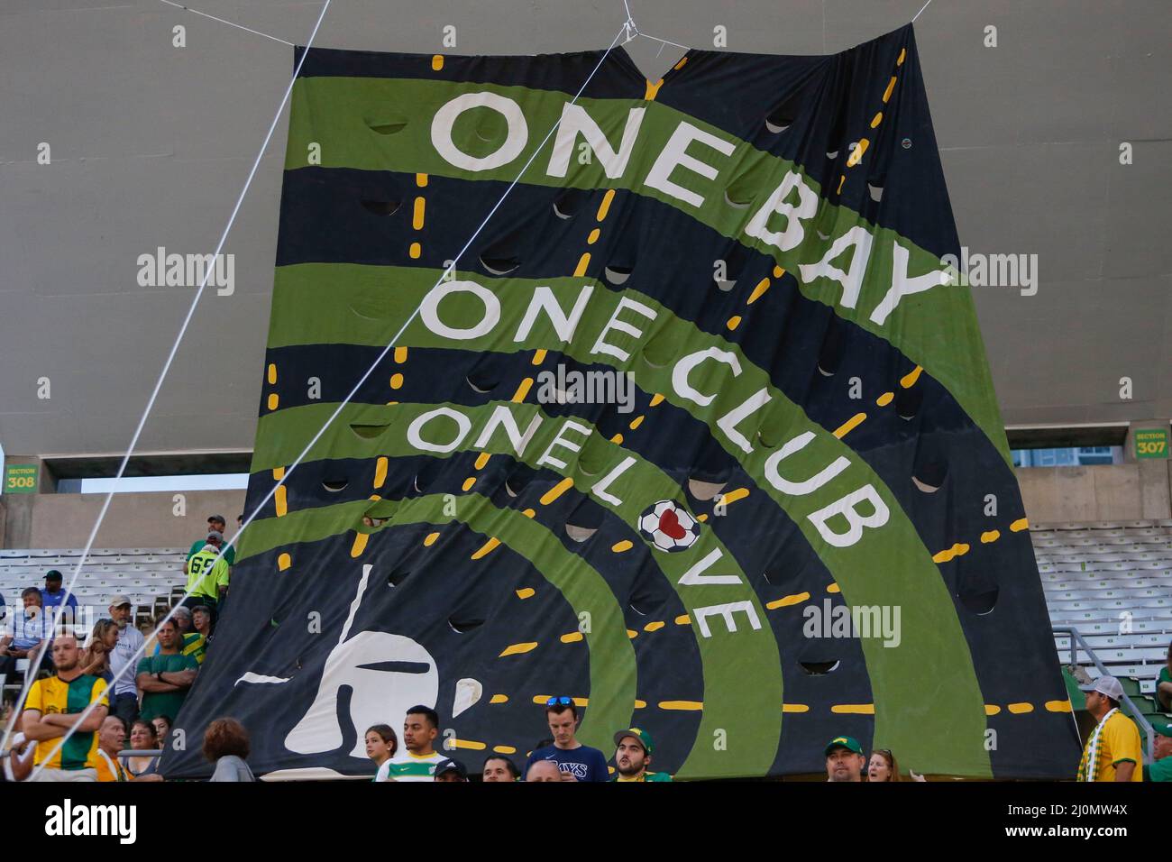 St. Petersburg, Florida. USA; Eine allgemeine Ansicht eines neuen Banners mit der Aufschrift „One Bay, One Club, One Love“, das vor einem USL-Fußballspiel zwischen dem Stockfoto