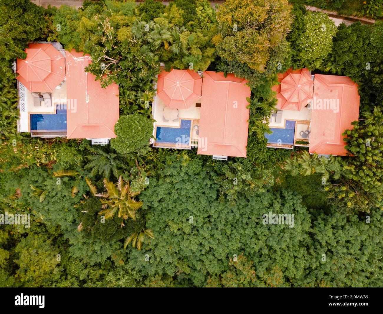 Phuket Thailand November 2021, Luxus-Resort mit Pool-Villa in Thailand an einem bewölkten Tag während der Regenzeit Stockfoto