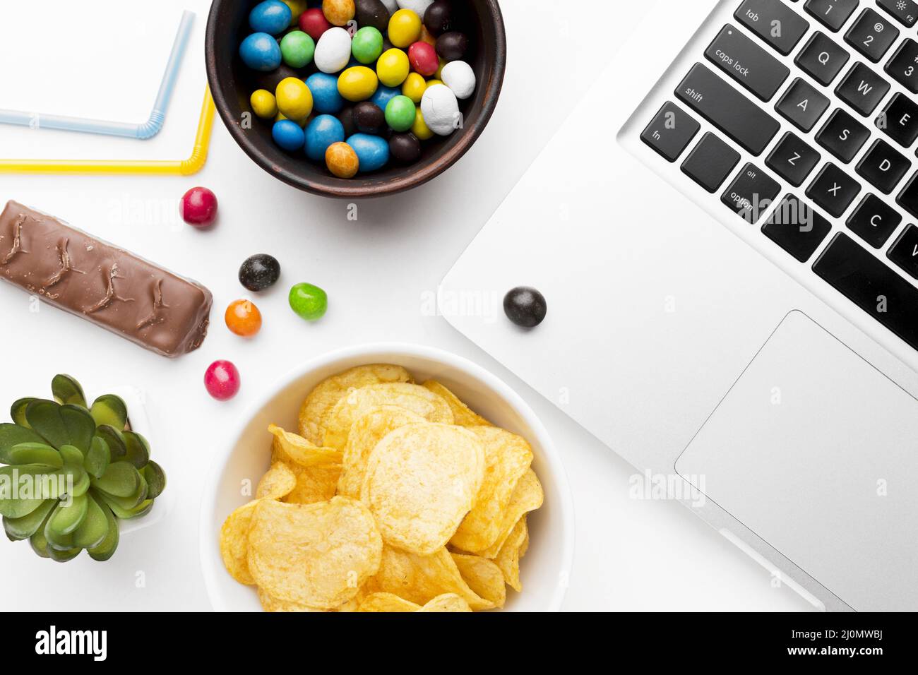 Schüssel mit ungesunden Snacks Stockfoto
