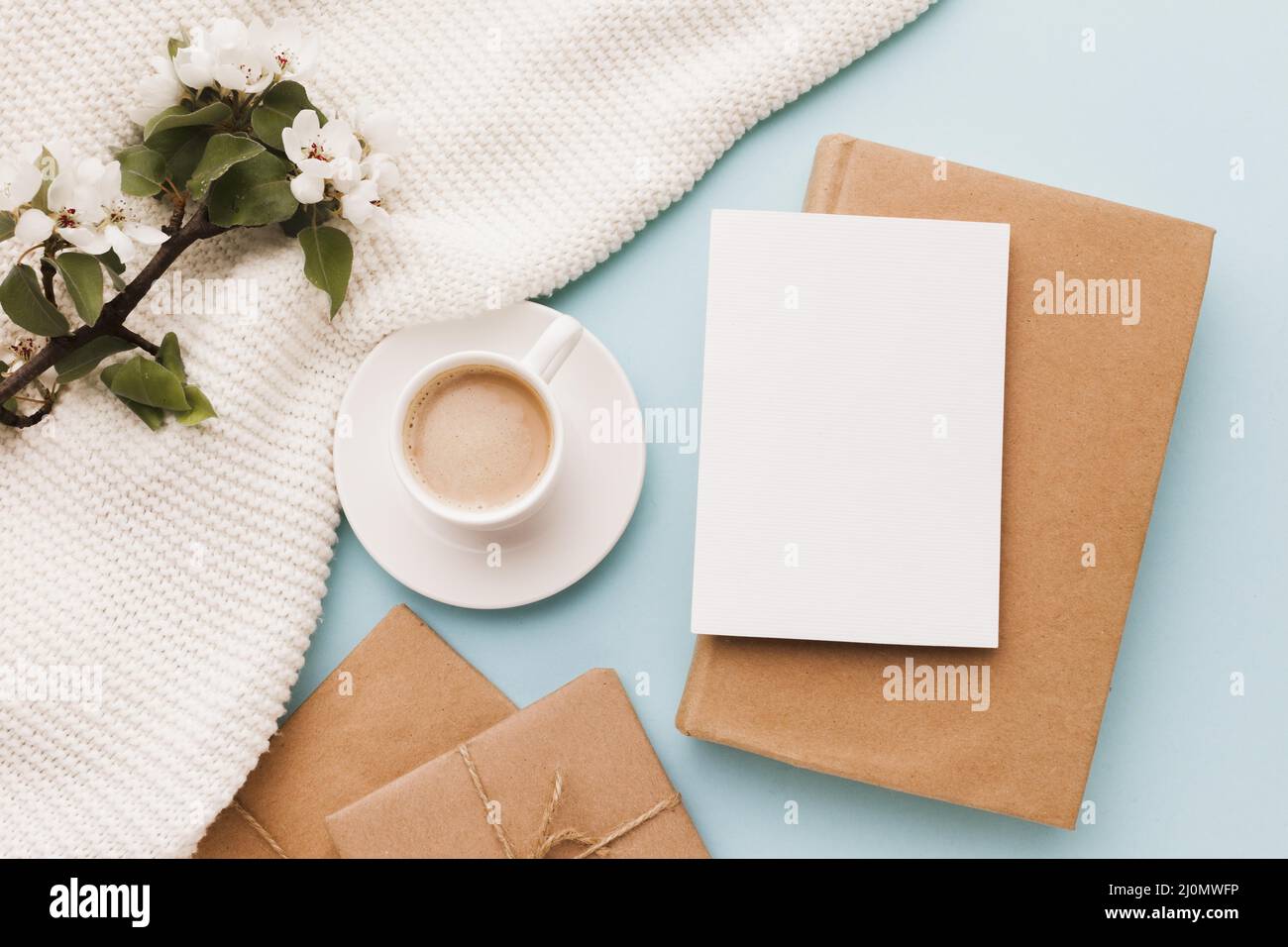 Tasse Kaffee mit Grußkarte Geschenk Stockfoto