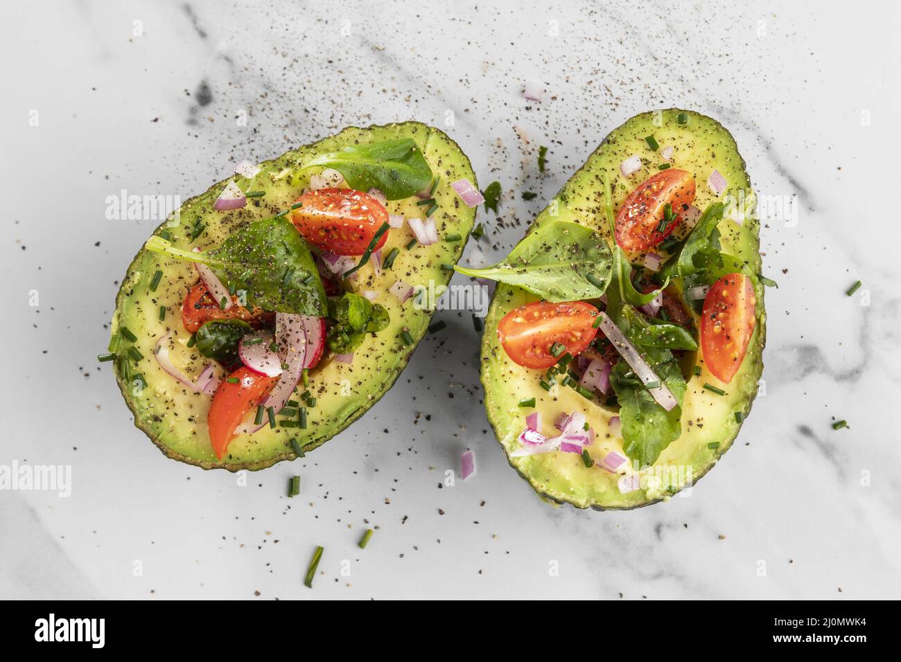 Flat Lay leckere gesunde Salat Avocado Zusammensetzung Stockfoto