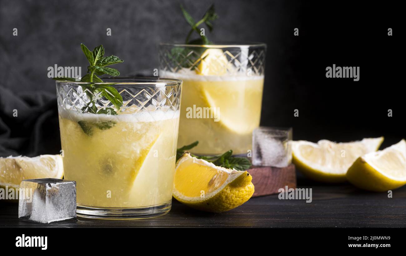 Alkoholischer Getränkecocktail mit Zitronenscheiben Stockfoto