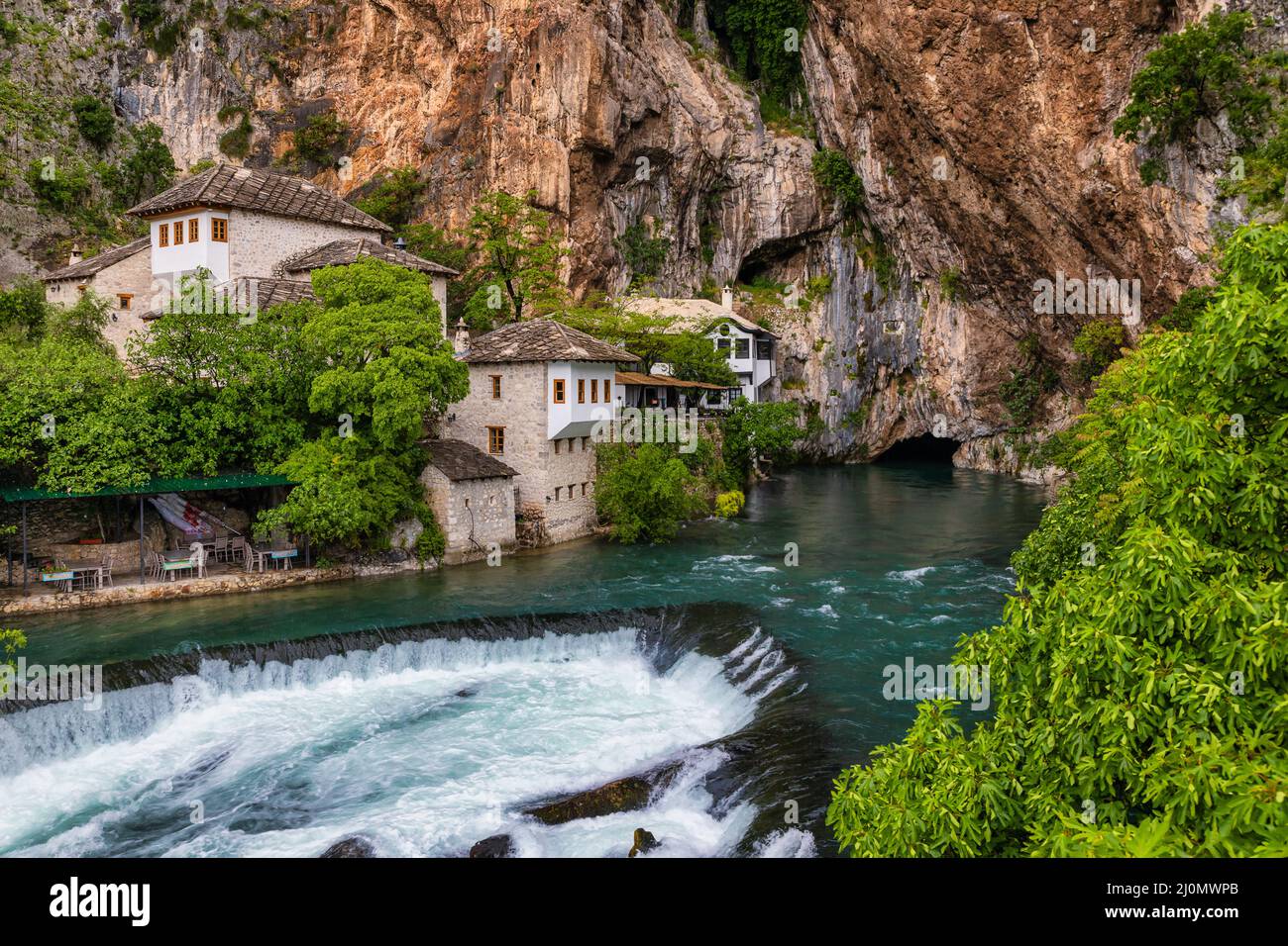 Derwischkloster oder Tekke an der Quelle des Buna-Flusses in der Stadt Blagaj, Bosnien und Herzegowina Stockfoto
